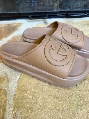 Gucci Women’s Tan/Brown Embossed Logo Slide Sandals Like-new!